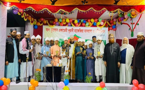 কোরআনের ১৪ হাফেজকে পাগড়ি প্রদান 