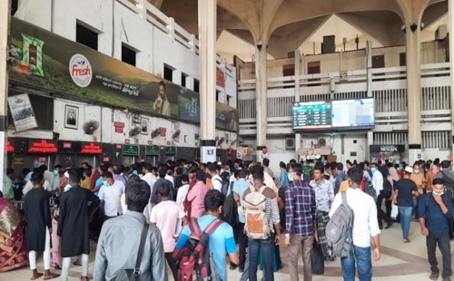 কমলাপুর স্টেশনের ডিসপ্লেতে হঠাৎ নীল ছবি, পাথর ছুড়ে মনিটর ভাঙলেন যাত্রী 