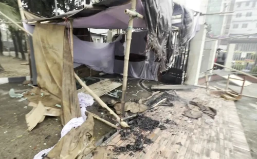 টিকিট না পেয়ে এবার কাউন্টারে আগুন দিলো বিক্ষুব্ধরা 