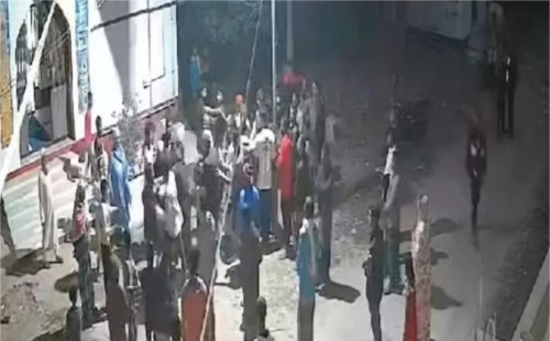 মায়ের সামনে খুঁটিতে বেঁধে যুবককে নির্যাতন 