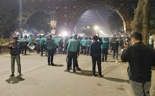 মুখোমুখি অবস্থানে ঢাবি ও সাত কলেজের শিক্ষার্থী 