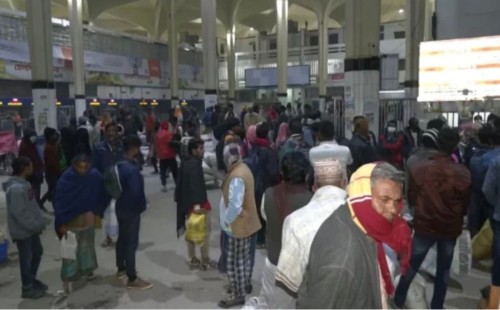 সারা দেশে ট্রেন চলাচল বন্ধ, ভোগান্তিতে যাত্রীরা 