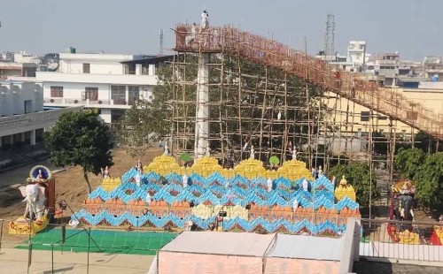 ভারতে ইউপিতে ৬৫ ফুট উঁচু মঞ্চ ভেঙে নিহত ৬ 