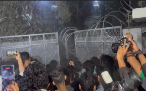 আওয়ামী বিরোধী স্লোগানে উত্তাল ধানমন্ডি ৩২ 