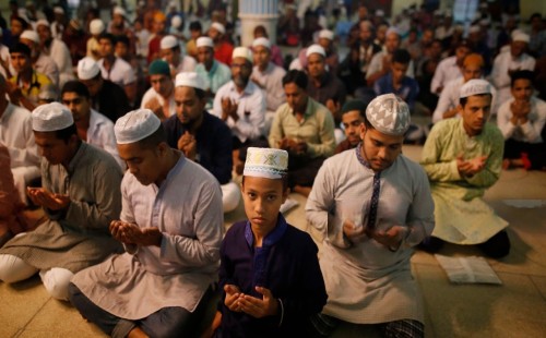 শবে বরাতে মসজিদে-মসজিদে দোয়ায় মগ্ন মুসল্লিরা 