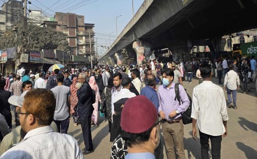 রাজধানীতে সিএনজি চালকদের অবরোধ, সড়কে যান চলাচল বন্ধ 