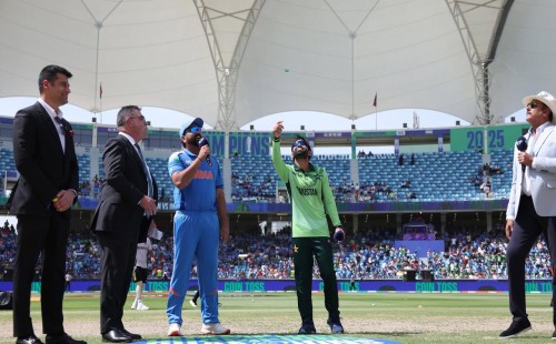 ভারতের বিপক্ষে টস জিতে ব্যাটিংয়ে পাকিস্তান