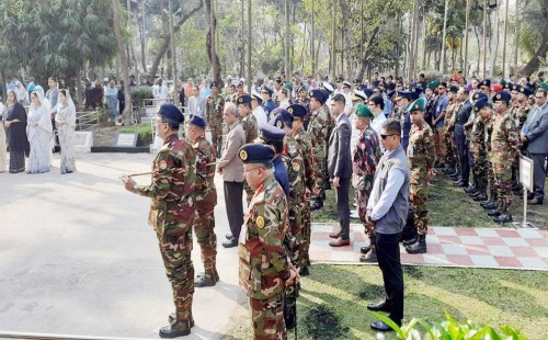সামরিক কবরস্থানে স্বরাষ্ট্র উপদেষ্টা ও তিন বাহিনী প্রধানের শ্রদ্ধা 