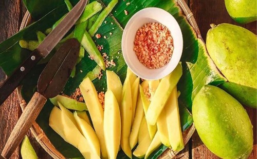 লবণ দিয়ে ফল খেয়ে নিজের সর্বনাশ করছেন না তো? 