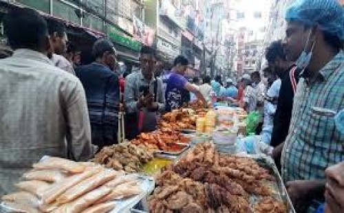 জমজমাট বেইলি রোডের ইফতারির বাজারও 