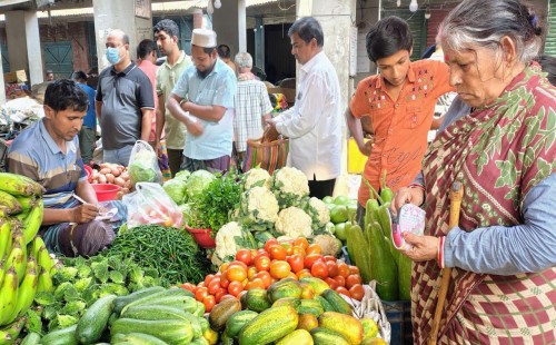রাজবাড়ীতে সবজি বিক্রি হচ্ছে চড়া দামে, ক্রেতাদের ক্ষোভ 