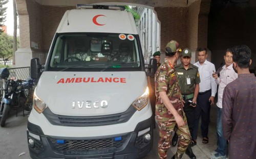 আশঙ্কাজনক অবস্থায় শিশুটিকে সিএমএইচে নেওয়া হচ্ছে 