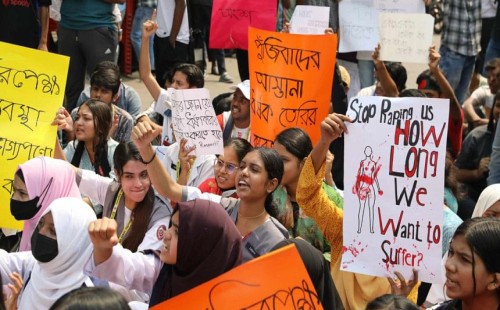 ‘ব্লকেড’ থেকে সরে এসে বিক্ষোভে ৩০ কলেজের শিক্ষার্থীরা 