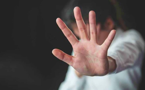 ২০ বছরের যুবককে ডেকে নিয়ে ধর্ষণ, থানায় মামলা 