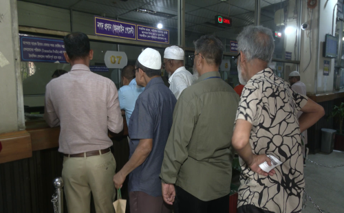 ব্যাংক বন্ধের শেষদিনে টাকা তোলার হিড়িক 