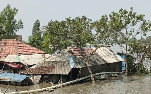 বাঁধ ভেঙে ডুবেছে অন্তত ১০ গ্রাম 