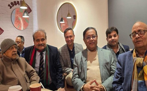 পালিয়ে যাওয়া সাবেক ৪ মন্ত্রীকে দেখা গেলো এক ফ্রেমে 