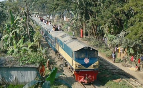 চলন্ত ট্রেনের ছাদে টিকটক করতে গিয়ে দুর্ঘটনা, নিহত ২ 