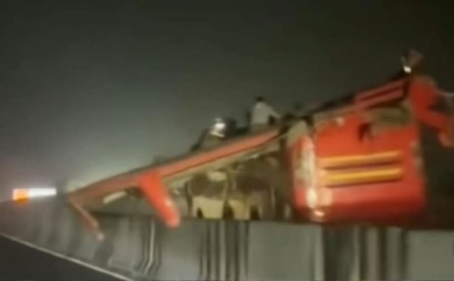 সংঘর্ষে উড়ে গেল বাসের ছাদ, তবু ১০ কিলোমিটার চালিয়ে গেলেন চালক 