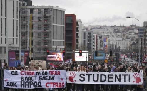 সার্বিয়ায় রাস্তায় শিক্ষার্থীরা 