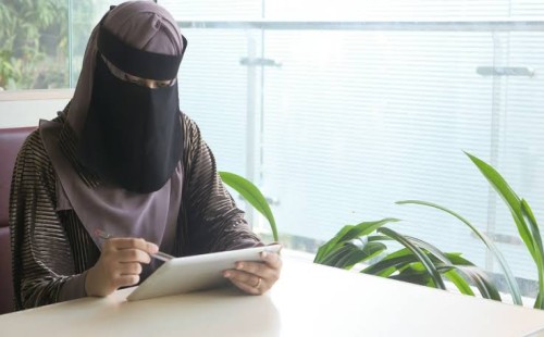 ফরজ গোসলে নারীদের লম্বা চুল ধোয়ার বিধান 