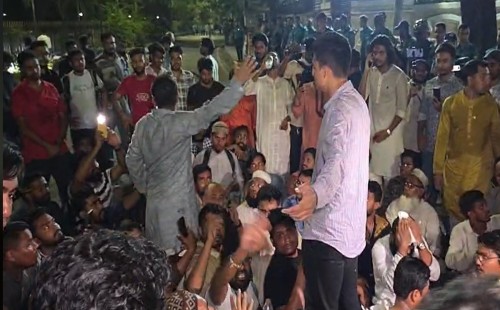 প্রধান উপদেষ্টার বাসভবনের সামনে হাসনাতের নেতৃত্বে ছাত্র-জনতার অবস্থান 