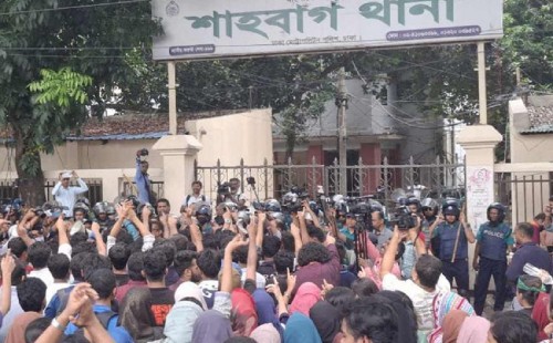 ঢাকা বিশ্ববিদ্যালয়ের একদল শিক্ষার্থীর শাহবাগ থানা ঘেরাও 