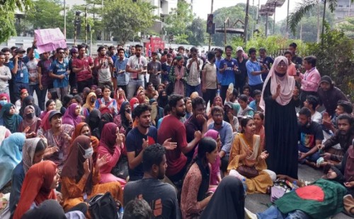 দাবি আদায়ে জবি শিক্ষক-শিক্ষার্থীদের গণঅনশন শুরু 