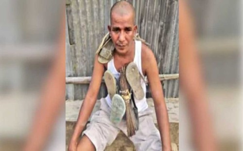 যুবলীগ নেতাকে ন্যাড়া করে জুতার মালা পরিয়ে পুলিশের হাতে তুলে দিল জনতা 