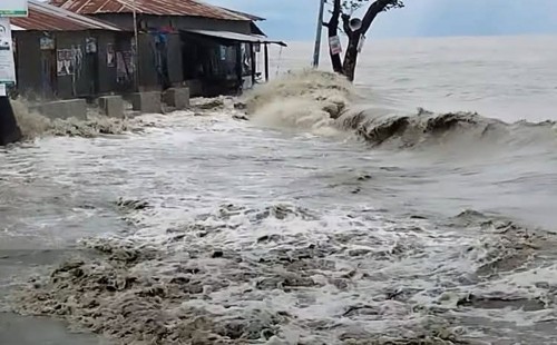 নিম্নচাপে হাতিয়ায় ১২৫টি ঘর ক্ষতিগ্রস্ত, বেরিবাঁধে ভাঙন 