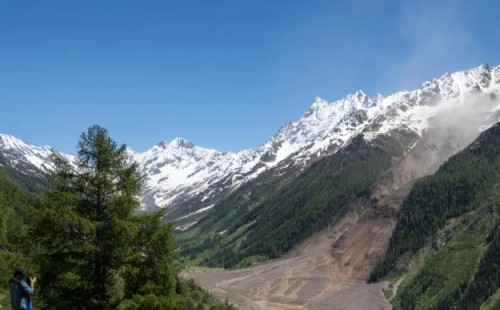 ধসে পড়েছে বার্চ হিমবাহ 