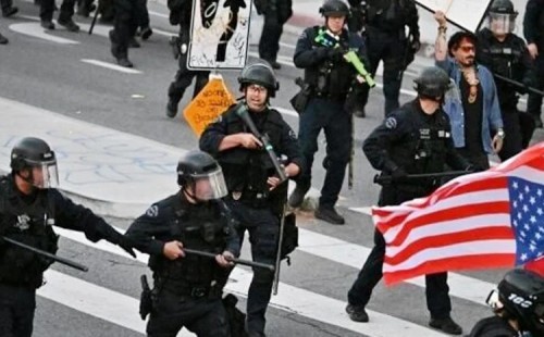 বিক্ষোভ ছড়াচ্ছে যুক্তরাষ্ট্রে 