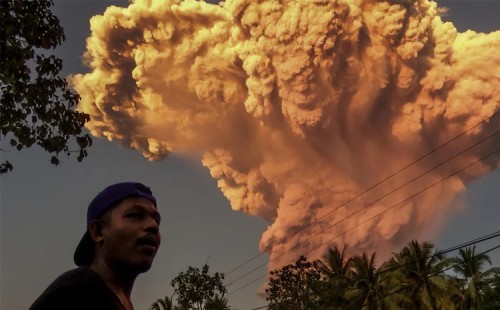 অগ্ন্যুৎপাতে ফ্লাইট বাতিল 