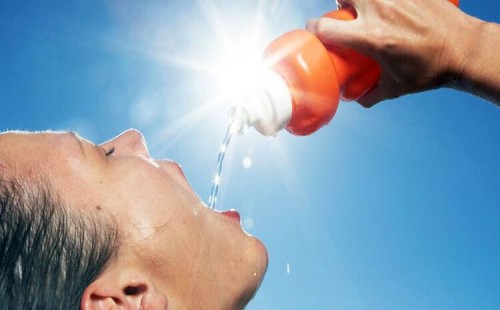 গরমে শরীর ভালো রাখতে পানি পান করার সঠিক উপায় 