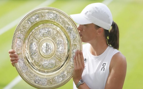 উইম্বলডনে ইতিহাস গড়লেন সিওনতেক, 'ডাবল ব্যাগেল' দিয়ে প্রথম শিরোপা জয় 