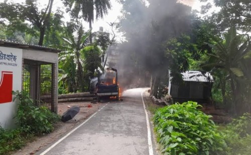 গোপালগঞ্জে এনসিপির পদযাত্রা ঘিরে পুলিশের গাড়িতে আগুন দিলো নিষিদ্ধ ছাত্রলীগ 