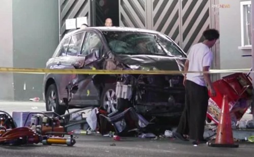 এলএ’তে ভিড়ের মধ্যে গাড়ি, আহত ২৮ 