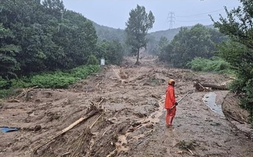 দ. কোরিয়ায় প্রবল বৃষ্টিতে নিহত ১১ 