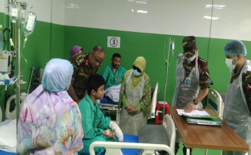 সিএমএইচে আহতদের দেখতে গেলেন স্বাস্থ্য উপদেষ্টা 