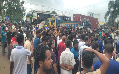 শ্রীপুরে ১০ দফা দাবিতে শ্রমিকদের মহাসড়ক অবরোধ 