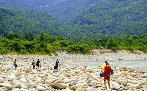 সাদা পাথর লুটকারীদের বিরুদ্ধে আইনি ব্যবস্থা নিতে হাইকোর্টে রিট 