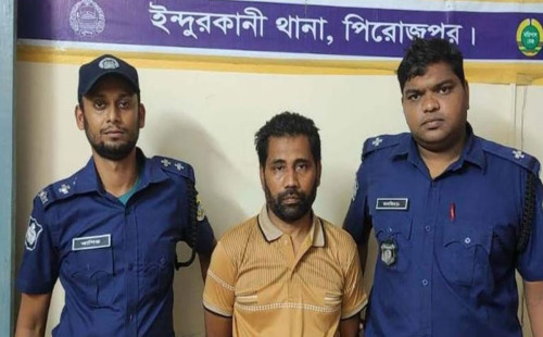 সাঈদীর রায়ে মিষ্টি বিতরণকারী আ. লীগ নেতাকে মিষ্টি খাইয়ে গণপিটুনি 