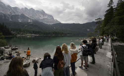 গ্রেনাউতে বাড়তি পর্যটক 