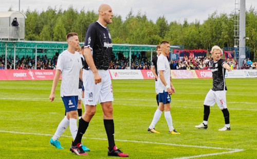 গোলপোস্টের চেয়েও ১৭ সেন্টিমিটার উঁচু, বিশ্বের সবচেয়ে লম্বা ফুটবলার পাভেল 