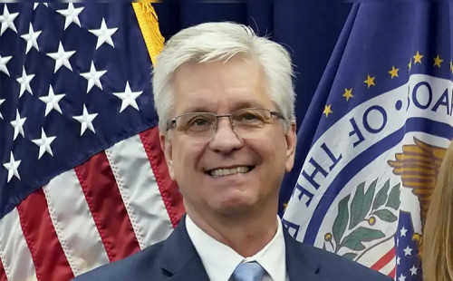 সুদের হার কমানোর আহ্বান ফেড গভর্নরের 