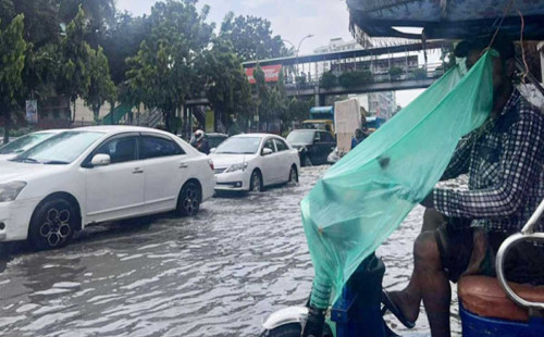 এক পশলা বৃষ্টিতেই ডুবলো রাজধানীর কয়েক এলাকা, দুর্ভোগে সাধারণ মানুষ 
