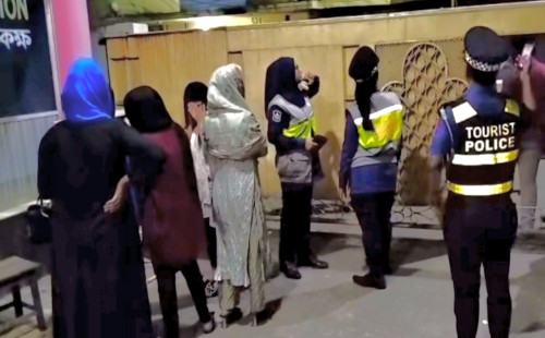 কক্সবাজার কটেজ জোনে অভিযান, অনৈতিক কাজে জড়িত ১৩ জন আটক 