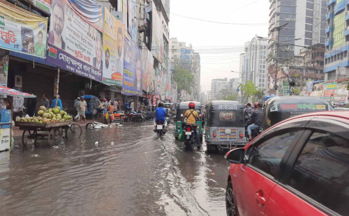 ঢাকায় গুঁড়ি গুঁড়ি বৃষ্টিতে ধীরগতির যান চলাচল, ভোগান্তিতে অফিসগামীেরা 