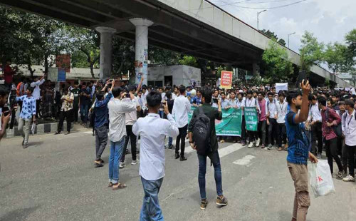 কারিগরি শিক্ষার্থীদের সড়ক অবরোধ, ভোগান্তিতে জনগণ 