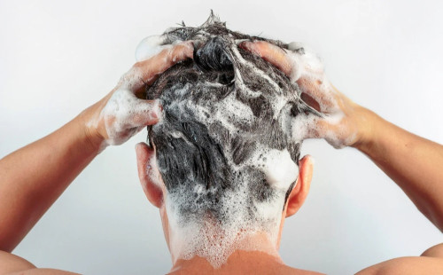 প্রতিদিন শ্যাম্পু করলে চুলের কি ক্ষতি হয়? 